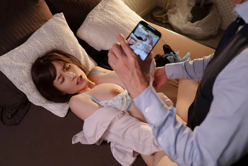 Tiền bối chuốc thuốc em thư ký bắt địt cả đêm khi đi công chuyện xa