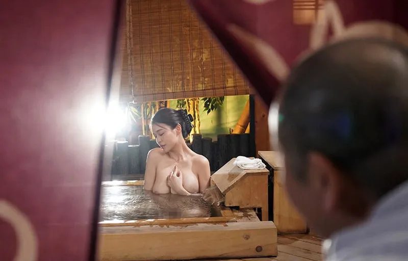Bạn gái của con trai bị bố anh xã nhìn trộm khi đang tắm rồi làm tình đến mang thai